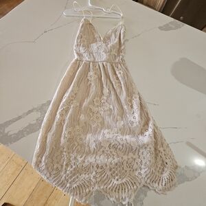 Chic Lace Midi Dress in Cream